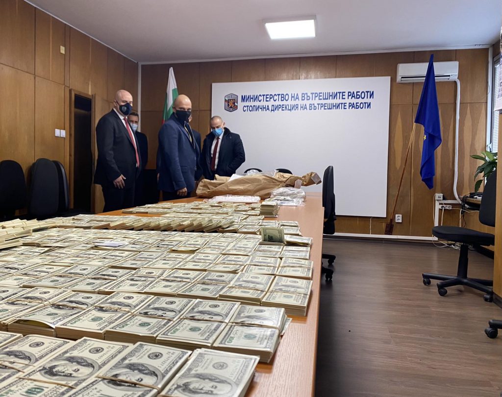 фалшивите доларови банкноти