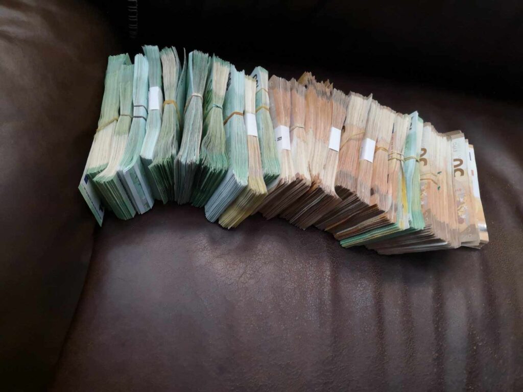 част от намерените в дома на общинаря пари